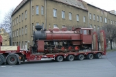 Lokomotiva naložená na valníku v ulicích Krnova