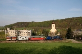 Parní vláček SZD v čele s lokomotivou U57.001 stoupá okolo kostela sv. Šebestiána do Třemešné ve Slezsku