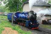Lokomotiva U57.001 se svým původním označením v deštivém květnovém ránu před depem v Třemešné ve Slezsku