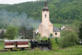 "Rešica" stoupá okolo kostela sv. Šebestiána do stanice Třemešná ve Slezsku