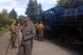 Uniformy tří armád u parního vlaku v Osoblaze