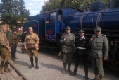 Uniformy tří armád u parního vlaku v Osoblaze