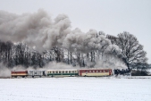 Mikulášský parní vlak stoupá z Koberna do Slezských Rudoltic.