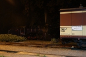 Noční osoblažské nádraží se soupravou SZD a parní lokomotivou.