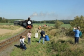 Hojně fotografovaný parní vlak s Rešicou vjíždí do Slezských Rudoltic.