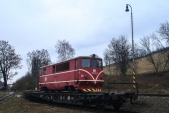 705 917 na transportním vagónu čeká na svůj odvoz do Bohumína.