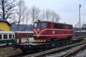 705 917 na transportním vagónu čeká na svůj odvoz do Bohumína.