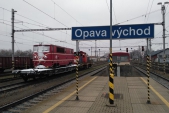 Převoz lokomotivy  705 917 do Bohumína zajišťoval stroj 714 203. Zachycen je při zastavení ve stanici Opava východ. 13.12.2018.