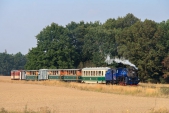 Parní vlak s novým vagónem před Slezskými Rudolticemi, 12.9.2015.