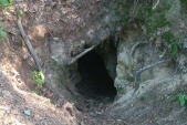 Vchod do jeskyně je úzký, takže hned tak někdo se do ní nedostane. A kdyby ano, buďte zde opatrní a ohleduplní