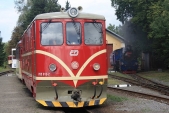 Osoblažské nádraží s modernizovanou lokomotivou 705 913 a parní lokomotivou U57.001