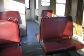 Interiér vozu Btu 005 915 (Balm/ú 659) s červenými sedačkami