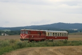 Rekonstruovaný vůz Btu 901 společně s rekonstruovanou lokomotivou 705 913 před Slezskými Rudolticemi, 6.8.2011