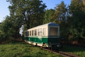 Vůz Balm/ú 658 právě sjel z transportního vagónu na koleje Osoblažky. Třemešná ve Slezsku, 12.9.2015.