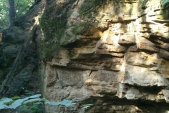 Skalní převis pseudokrasové jeskyně v Matějovicích