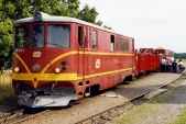 705 913 s vlakem SZD ve Slezských Rudolticích v létě 2004
